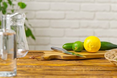 Sağlıklı beslenme, içecekler, diyet, detoks konsepti. Camda meyve suyu olan bir kadını kapat.