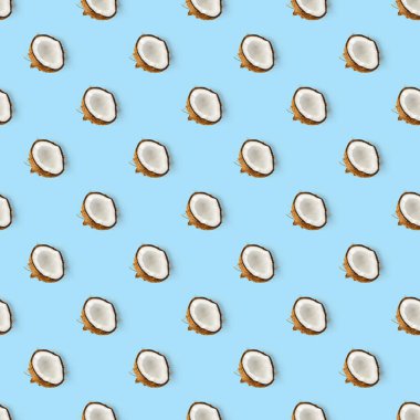 Hindistan cevizi aralıksız desen. Mavi arka planda izole edilmiş hindistan cevizi olan tropik soyut bir arka plan. düz yat.