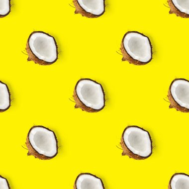 Hindistan cevizi aralıksız desen. Sarı arka planda izole edilmiş hindistan cevizi olan tropik soyut bir arka plan. düz yat.