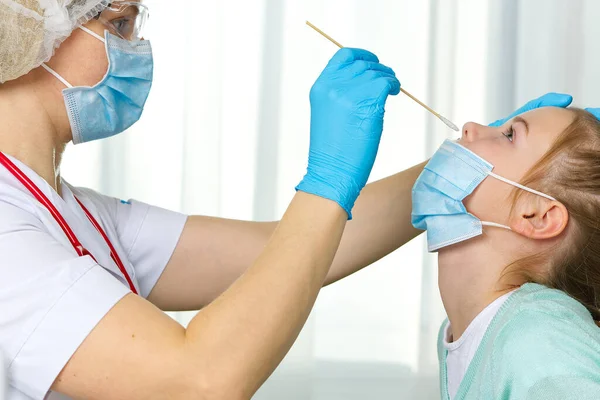 Pediatriker eller läkare som tar nasala slem test, covid - 19 test. Koncept för testning av covidivirus — Stockfoto