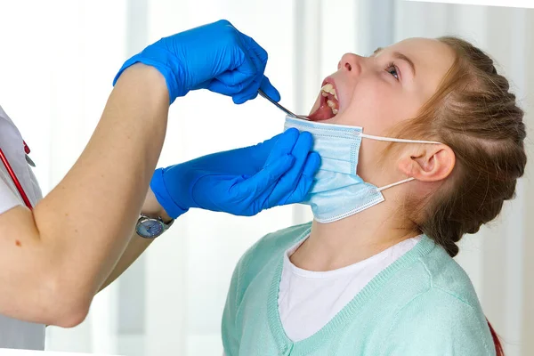 Doctor examining child with sore throat at surgery — Stock Photo, Image