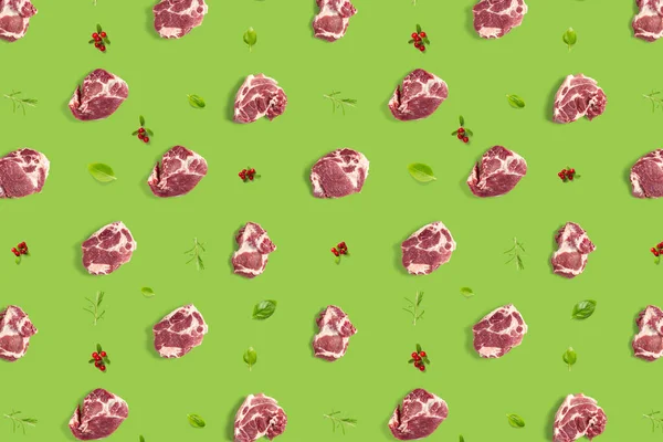 Tło z surowego mięsa wieprzowego plastry na zielonym tle, surowe tło żywności, a nie wzór — Zdjęcie stockowe