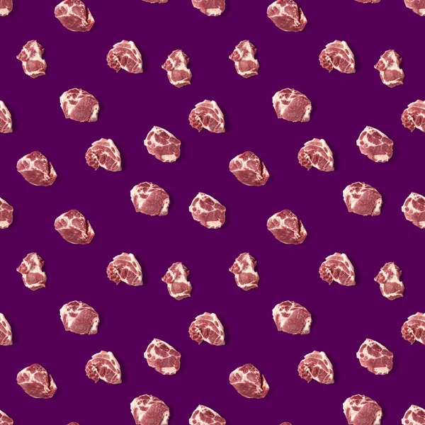 Płynny wzór z surowego mięsa wieprzowego plasterki na fioletowym tle, wzór żywności — Zdjęcie stockowe