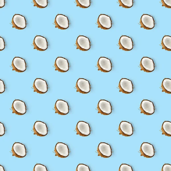 Kokosnöt Sömlöst mönster. Tropisk abstrakt bakgrund med isolerad kokos på blå bakgrund. platt äggläggning. — Stockfoto
