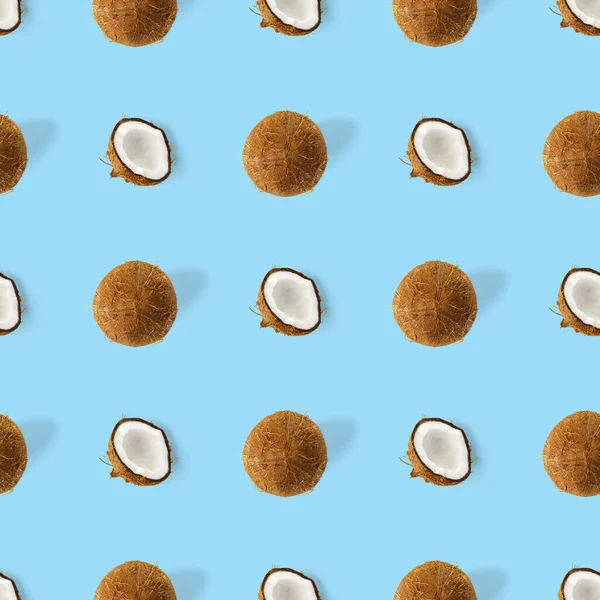 Kokosnuss Nahtloses Muster. Tropischer abstrakter Hintergrund mit isolierter Kokosnuss auf blauem Hintergrund. flache Lage. — Stockfoto