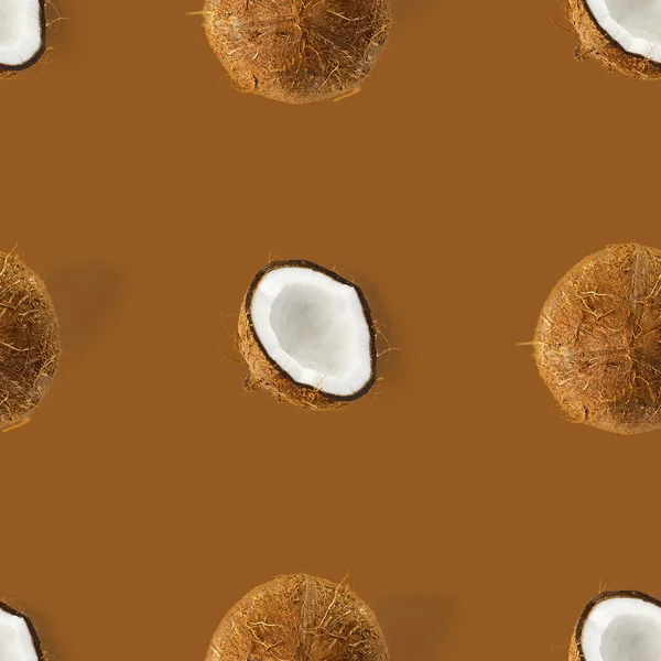 Kokosnöt Sömlöst mönster. Tropisk abstrakt bakgrund med isolerad kokos på brun bakgrund. platt äggläggning. — Stockfoto