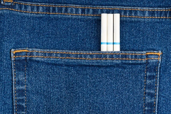 Štíhlé cigarety v kapse džín na zadní straně — Stock fotografie