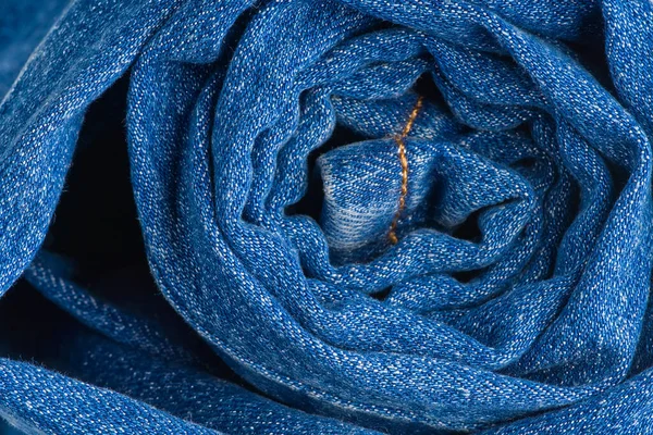 Splinternieuwe blauwe jeans textiel. jeans macro textuur achtergrond. — Stockfoto