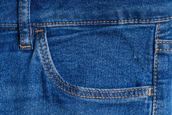 Kapsy džínů. modré džíny makro textura pozadí. — Stock fotografie