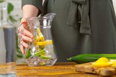 Sağlıklı beslenme, içecekler, diyet, detoks konsepti. Camda meyve suyu olan bir kadını kapat.