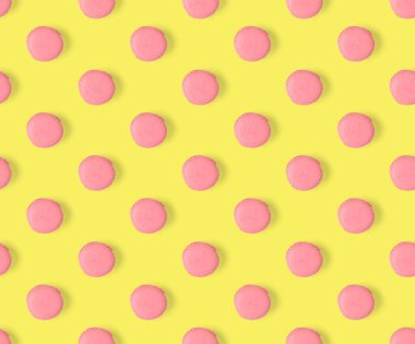 Makaronların kusursuz desenleri var. Sarı arka planda izole edilmiş makaronlar.