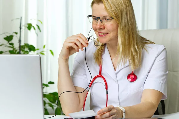 Vrouwelijke arts in telehealth concept. Medische hulp op afstand voor patiënt op afstand, telegeneeskunde. — Stockfoto