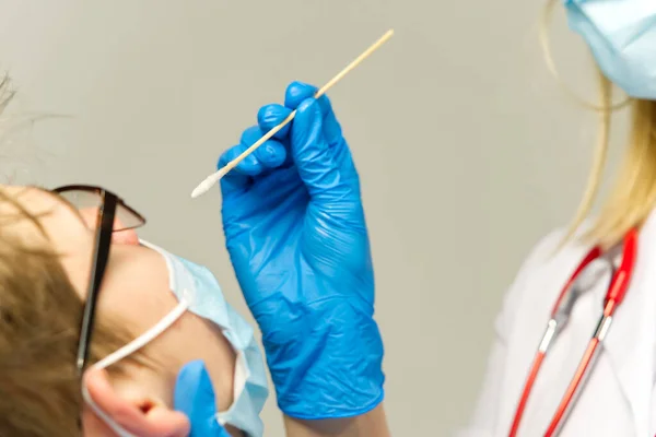 Pediatra lub lekarz wykonujący test śluzówki nosa, covid - 19 test. koncepcja procedury testowania wirusa wiremii — Zdjęcie stockowe