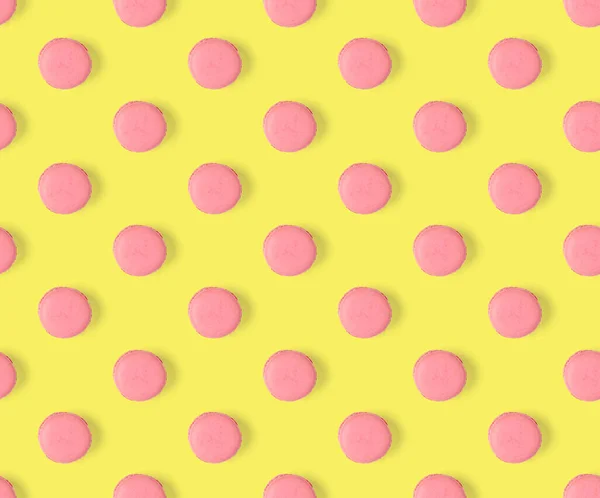 Macarons modello senza soluzione di continuità. macaron isolati su fondo giallo. — Foto Stock