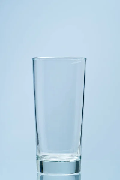 Wasser gießen. Frisches sauberes Trinkwasser ins Glas gießen. — Stockfoto