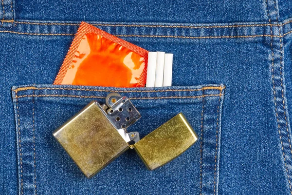 Пакет презервативов в синих джинсах — стоковое фото