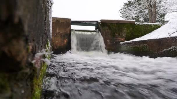 Liten damm på floden, vinterdag, litet vattenfall i bäcken. — Stockvideo