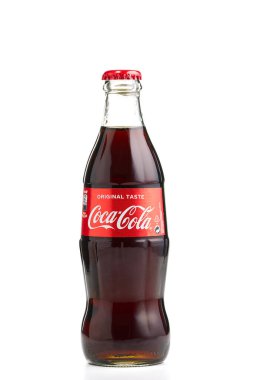 Estonya, Tallinn - 14.02.2021: Beyaz üzerine izole edilmiş cam bir şişe içinde Coca-Cola Classic. Tek cam şişe Coca-Cola.