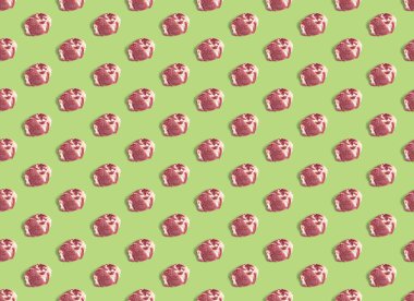 Yeşil arka planda çiğ domuz eti dilimleri olan kusursuz bir desen. Taze çiğ domuz eti Dilimler Fileto, yemek kalıbı