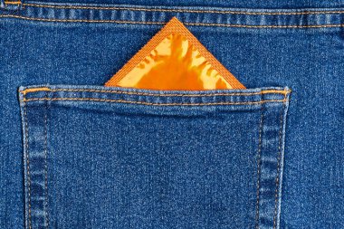 Kot pantolonun arka cebinde prezervatif paketi var.