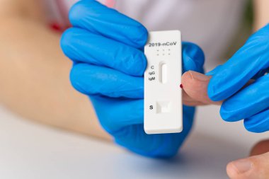 Kapsamlı hızlı test. COVID-19 koronavirüs için hızlı test cihazı kullanarak negatif test sonucu