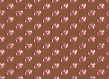 Kahverengi arka planda çiğ domuz eti dilimleri ve yiyecek desenleri olan kusursuz desenler.