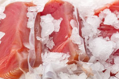 Dondurulmuş ton balığı bifteği, tezgahın üzerinde buz ve balık pazarı. Gıda ve beslenme kavramını iyileştir