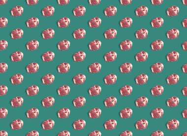 Yeşil zemin üzerinde çiğ domuz eti dilimleri olan kusursuz desenler, yemek deseni.