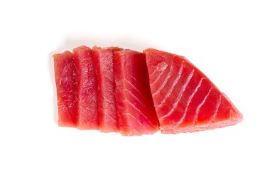 Beyaz arka planda izole edilmiş taze sarı yüzgeçli ton balığı bifteği. Mavi yüzgeçli ton balığı madalyonları.