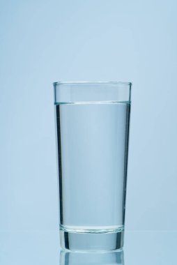 Su dök. Temiz içme suyunu bardağa döküyorum..