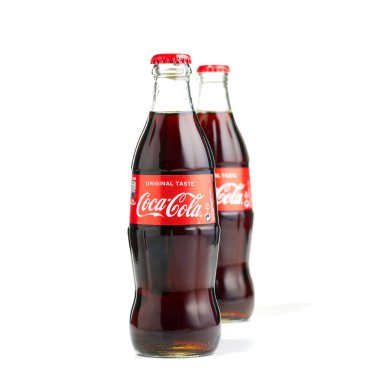 Estonya, Tallinn - 25.03.2021: Beyaz üzerine izole edilmiş cam bir şişe içinde Coca-Cola Classic. İki şişe Coca-Cola.
