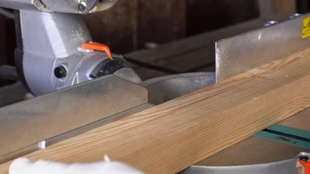 Primer plano de los fabricantes de gabinetes profesionales que trabajan con sierra circular eléctrica en taller de carpintería. — Vídeos de Stock