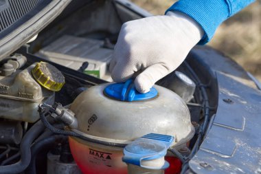 Arabaların soğutucu servisi. Antifriz döküyorum. Tamirci soğutucu G12 'yi motor deposuna doldurur