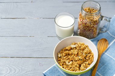 Granola ve taze yaban mersinli yoğurt ve ahududulu cam. Sağlıklı kahvaltı: granola ve böğürtlenli yoğurt