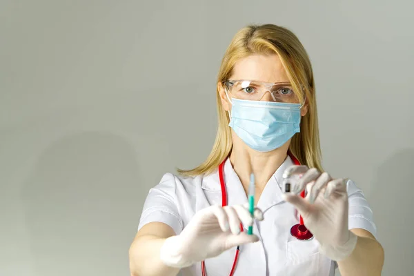 Verpleegkundige met vaccin en spuit, vaccinatie tegen het virus covid-19 — Stockfoto