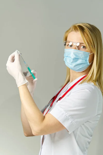 Pielęgniarka posiadająca szczepionkę i strzykawkę, szczepienie przeciwko wirusowi covid-19 — Zdjęcie stockowe