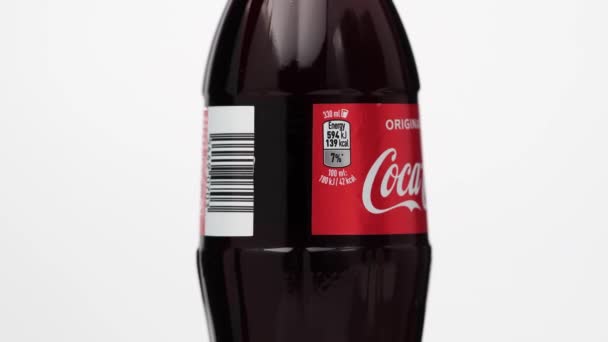 Estonsko, Talin - březen 2021: skleněná láhev coca-cola soda nápoj rotující na izolovaném bílém pozadí. — Stock video
