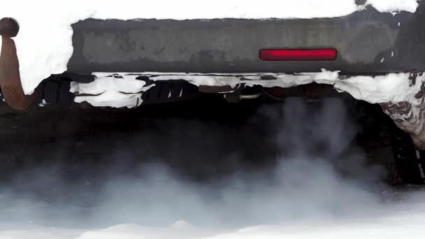 Uitlaatgassen van dieselauto starten de motor in de winter. Luchtverontreiniging rook uit uitlaatpijp van auto 's. Neergeschoten in 4k resolutie — Stockvideo