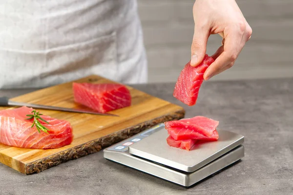 Sashimi de atum. Chef pesa o atum albacora picado. medalhões de atum rabilho — Fotografia de Stock