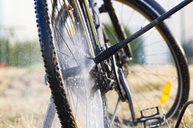 Arka bahçede bisiklet yıkama. Bisiklet sezonu için bahar hazırlıkları. Bisiklet bakımı, bisiklet yıkama