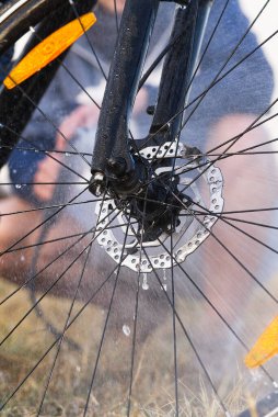 Arka bahçede bisiklet yıkama. Bisiklet sezonu için bahar hazırlıkları. Bisiklet bakımı, bisiklet yıkama