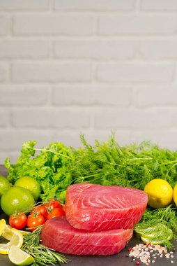 Çiğ ton balığı, ton balığı, sebzeli ton balığı. sağlıklı deniz ürünleriyle yemek, evde pişiririz.