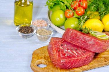 Çiğ ton balığı, ton balığı, sebzeli ton balığı. sağlıklı deniz ürünleriyle yemek, evde pişiririz.