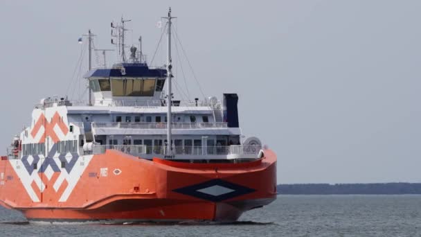 Virtsu, Estonya - 17.04.2021: Estonya ve Muhu adalarını bağlayan yolcu feribotu. Orange Piret Feribotu Saaremaa 'dan Kuivastu' ya geliyor.. — Stok video