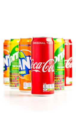 Tallinn, Estonya - 24.04.21: Coca-Cola, Sprite ve Fanta marka yeni metal kutuları beyaza izole edildi. Coca-Cola şirketi içecekleri üretti.