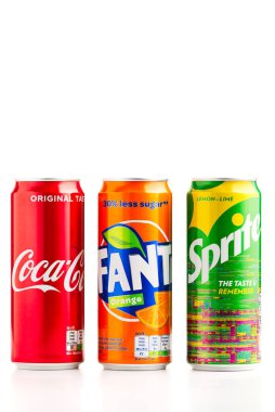 Tallinn, Estonya - 24.04.21: Coca-Cola, Sprite ve Fanta marka yeni metal kutuları beyaza izole edildi. Coca-Cola şirketi içecekleri üretti.