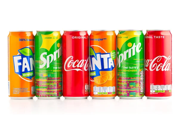 Tallinn, Észtország - 24.04.21: Coca-Cola, Sprite és Fanta vadonatúj fémdobozok izolálva fehéren. A Coca-Cola cég készített italokat. — Stock Fotó