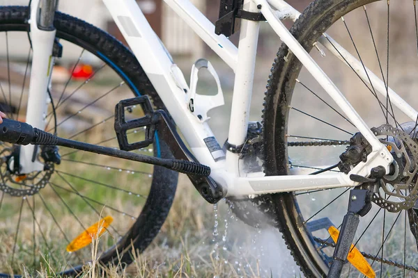 Kerékpár tavaszi mosás az udvaron. tavaszi felkészülés a kerékpáros szezonra. DIY kerékpár ellátás, nyomás kerékpár mosás — Stock Fotó