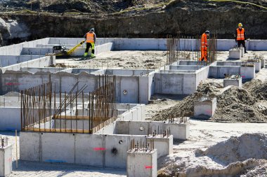 İnşaat alanında ağır makineler. Emlak piyasasının büyümesi. Gelecekteki ofis ve konut binası için vakfın inşası.
