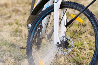 Arka bahçede bisiklet yıkama. Bisiklet sezonu için bahar hazırlıkları. Bisiklet bakımı, bisiklet yıkama